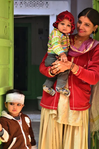 Jodhpur, India - January 1, 2015: Indian proud mother poses with — Stock Photo, Image