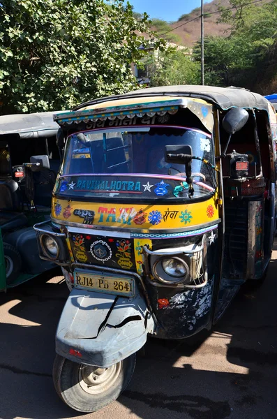 Jaipur, Hindistan - 29 Aralık 2014: Otomatik çekçek taksiler Amb yakınındaki — Stok fotoğraf