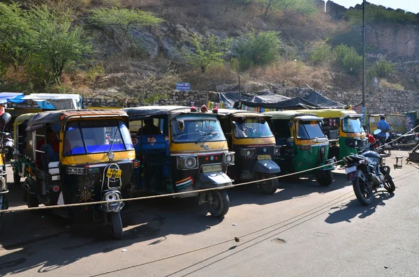 Jaipur, India - December 29, 2014:  Auto rickshaw taxis near Amber fort in Jaipur — Stock Photo, Image