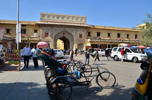 Aipur, India - 29 December 2014: Mensen bezoeken de stad paleiscomplex — Stockfoto