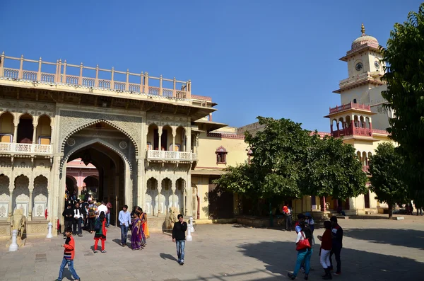 Jaipur, Índia - 29 de dezembro de 2014: As pessoas visitam o Palácio da Cidade — Fotografia de Stock