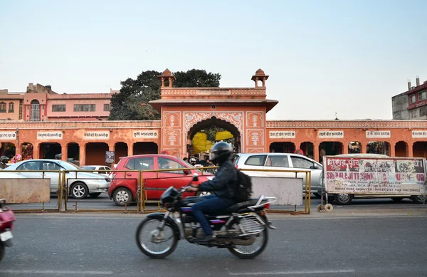 Jaipur, India - December 29, 2014: People visit Streets of Indra Bazar in Jaipur — Stock Photo, Image