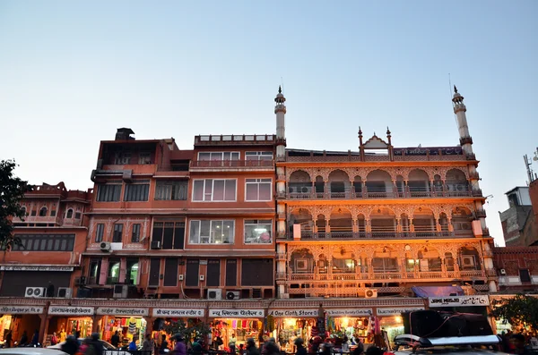 Jaipur, India - 29 de diciembre de 2014: La gente visita las calles de Indra Bazar en Jaipur — Foto de Stock