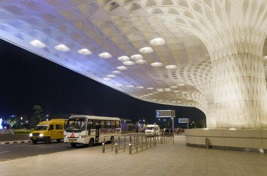 Mumbai, Hindistan - 5 Ocak 2015: Gezginler nda Shivaji Uluslararası Havaalanı'na ziyaret.