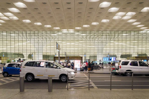 Mumbai, Indien - 5. Januar 2015: Touristen besuchen den internationalen Flughafen chhatrapati shivaji. — Stockfoto