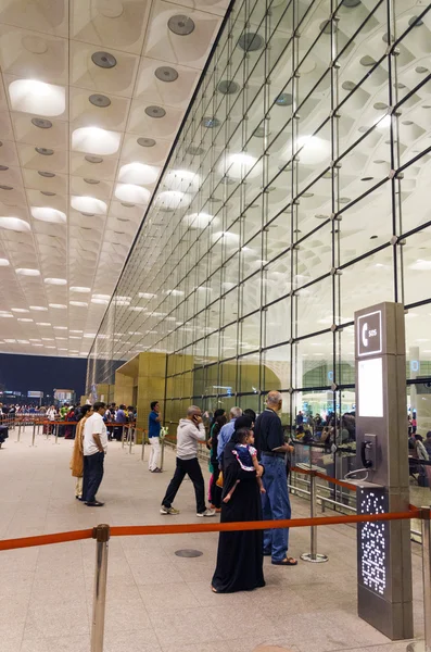Mumbai, India - 5 de enero de 2015: Los viajeros visitan el aeropuerto internacional de Chhatrapati Shivaji . —  Fotos de Stock