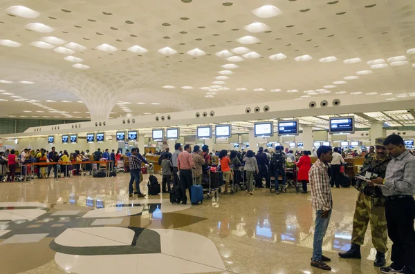 Mumbai, India - 5 gennaio 2015: Passeggero all'aeroporto internazionale Chhatrapati Shivaj . — Foto Stock