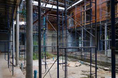 Evin avlusunda yapım aşamasında