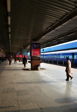 Jaipur, Hindistan - 3 Ocak 2015: Yolcu Jaipur tren istasyonunda platformlarda