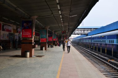 Jaipur, Hindistan - 3 Ocak 2015: Yolcu r platformları üzerinde