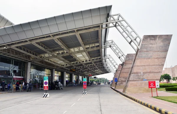 Jaipur, India - 3 gennaio 2015: Passeggero all'aeroporto di Jaipur a Jaipur, India . — Foto Stock