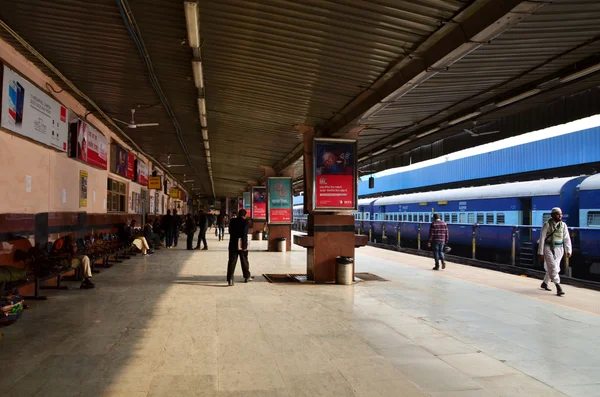 Jaipur, Indie - 3 ledna 2015: Cestující na platformách v železniční stanici Jaipur — Stock fotografie