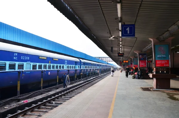 Jaipur, India - January 3, 2015: Passenger on platforms at the railway station of Jaipur — Stock Photo, Image