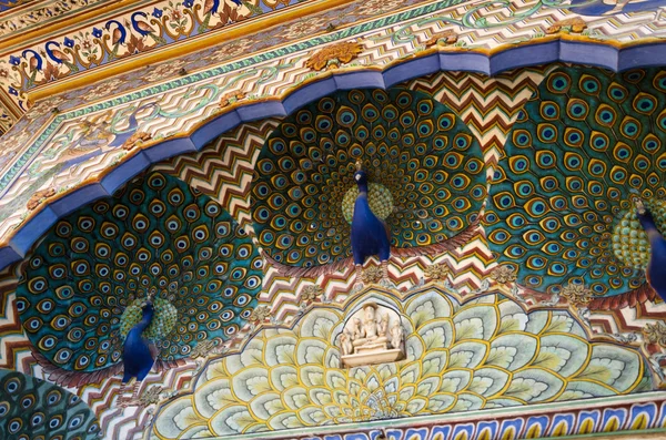 Chandra Mahal, Jaipur City Palace kapıda tavus kuşu — Stok fotoğraf