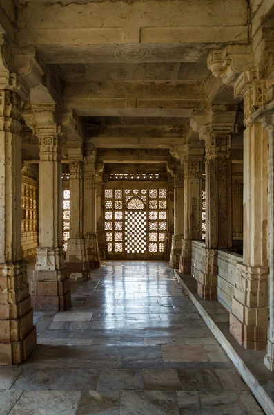 Interior de la histórica Tumba de Mehmud Begada — Foto de Stock