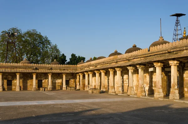 Claustro de Colonnaded de la tumba histórica de Mehmud Begada — Foto de Stock