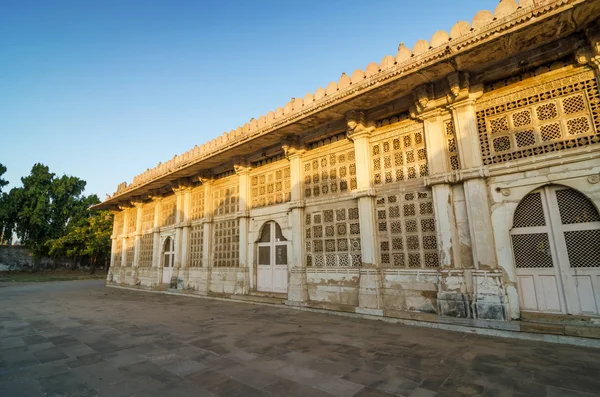 Fachada de la mezquita Sarkhej Roza en Ahmedabad — Foto de Stock