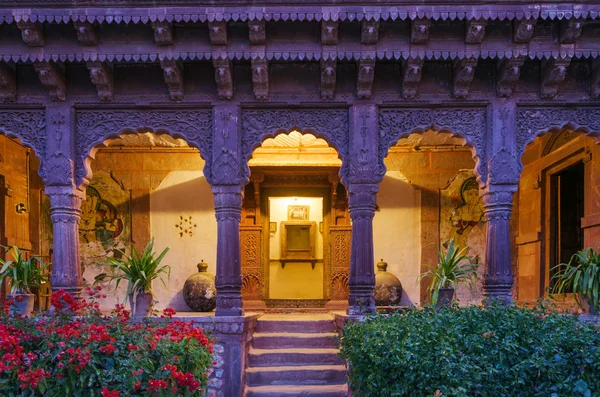 Vchod ze staré paláce ve městě Jodhpur — Stock fotografie