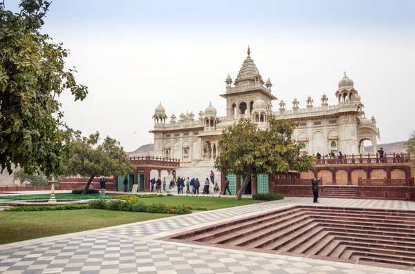 Jodhpur, Indien - 1. Januar 2015: Touristen besuchen das Jaswant-Thada-Mausoleum — Stockfoto