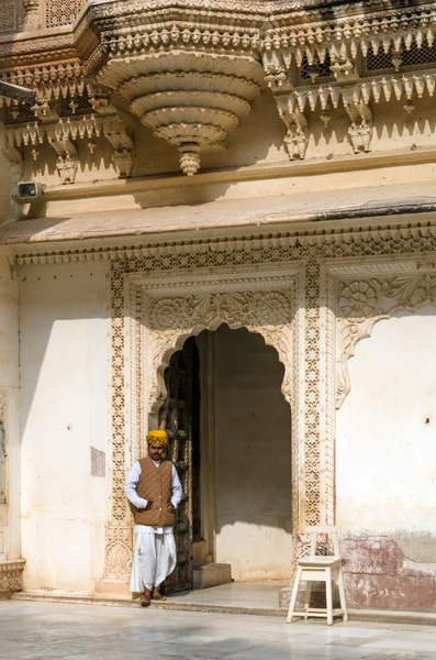 Jodhpur, India - 1 januari 2015: Indisk personal på Mehrangarh Fort i Jodhpur — Stockfoto