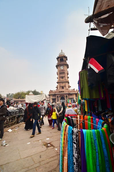 Jodphur, India - 1 gennaio 2015: Persone non identificate che fanno shopping al mercato sotto la torre dell'orologio — Foto Stock