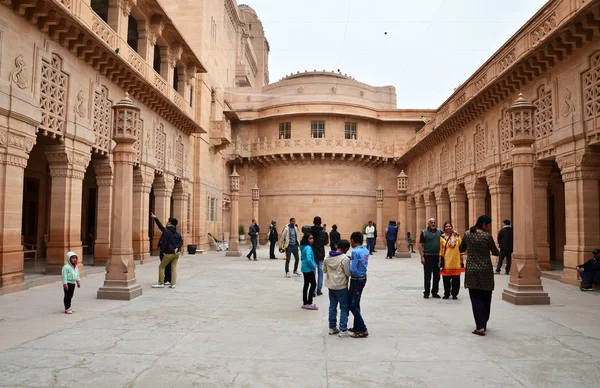 Jodhpur, India - 1 januari 2015: Turist besök Umaid Bhawan Palace — Stockfoto