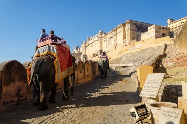 Jaipur, India - 29 de diciembre de 2014: Los turistas disfrutan del paseo en elefante en el Fuerte Amber — Foto de Stock