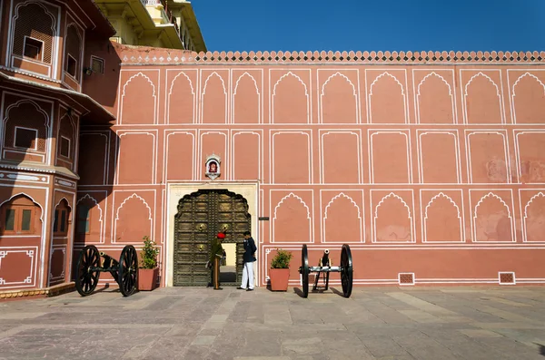 Jaipur, India - 29 de diciembre de 2014: Soldado indio en el Palacio de la Ciudad en Jaipur — Foto de Stock