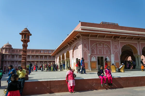 Jaipur, Indie - 29 prosince 2014: Lidé navštívit město palác — Stock fotografie