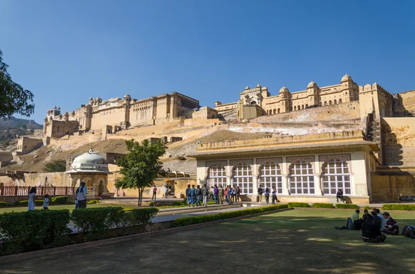 Jaipur, Índia - 29 de dezembro de 2014: Visita turística a Amber Fort perto de Jaipur — Fotografia de Stock