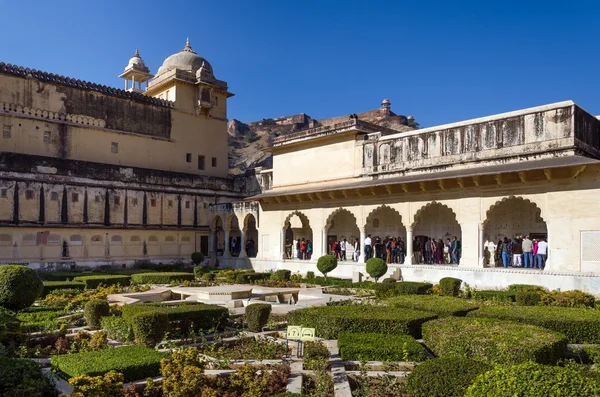 Jaipur, Indien - 29 December 2014: Turist besöka Sukh Niwas tredje gården i Amber Fort nära Jaipur — Stockfoto