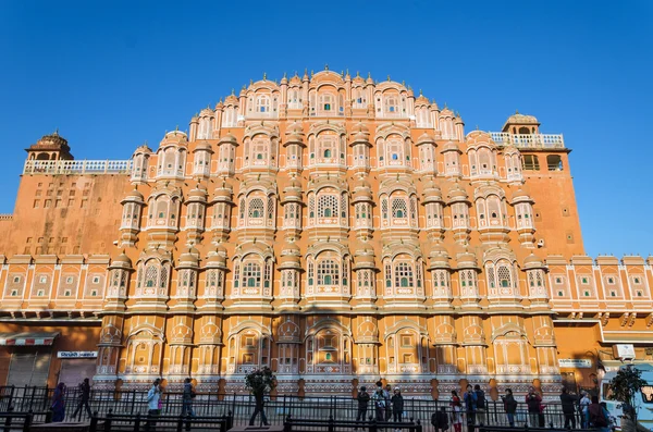 Jaipur, India - 29 de diciembre de 2014: Los turistas no identificados visitan el palacio Hawa Mahal — Foto de Stock