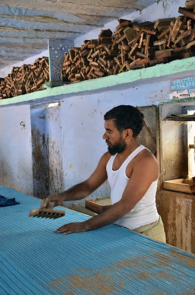 Jodhpur, India - 2 januari 2015: Textil arbetare i en liten fabrik i Jodhpur — Stockfoto