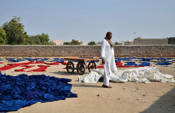 Jodhpur, India - 2 de enero de 2015: Trabajador textil en una pequeña fábrica en Jodhpur —  Fotos de Stock