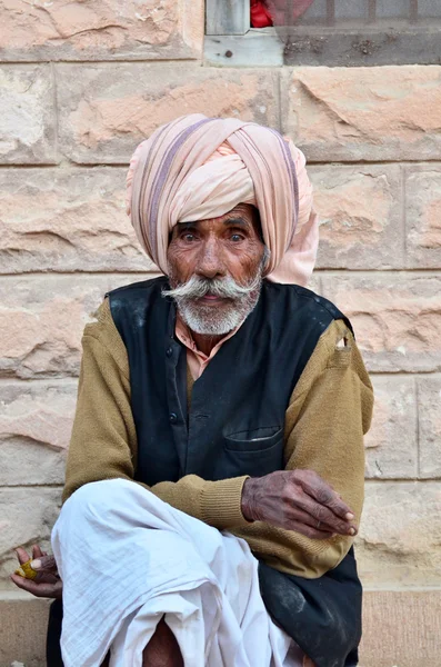 Jodhpur, India - 2 de enero de 2015: Hombre mayor indio no identificado en la aldea de Jodhpur —  Fotos de Stock