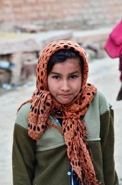 Jodhpur, Índia - 2 de janeiro de 2015: Retrato de menina indiana em uma aldeia em Jodhpur, Índia . — Fotografia de Stock