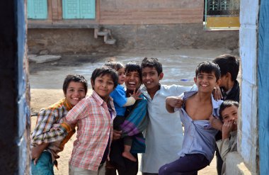 Jodhpur, Hindistan - 2 Ocak 2015: Jodhpur, Hindistan bir köyde Hintli çocuk portresi.