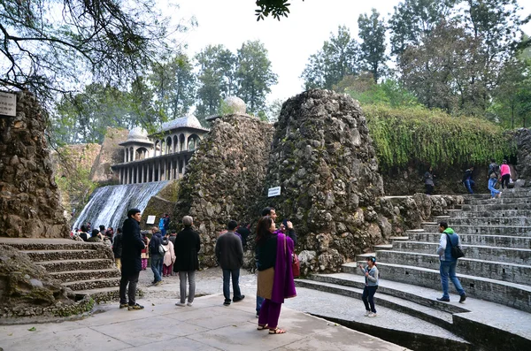 Chandigarh, Indien - 4 januari 2015: Människor besöker rock garden i Chandigarh, Indien. — Stockfoto