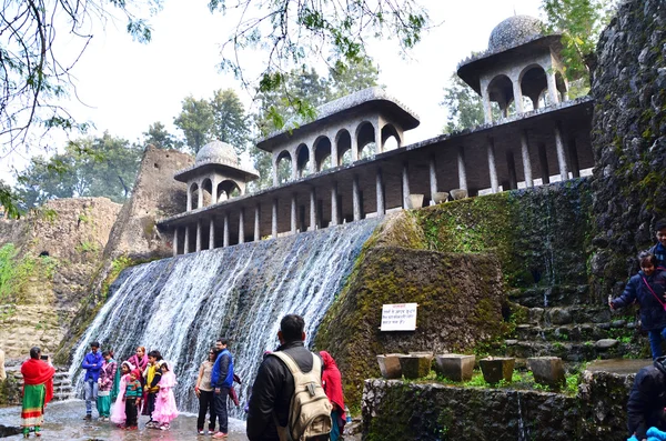 Chandigarh, India - 4 januari 2015: Mensen bezoeken rotstuin in — Stockfoto