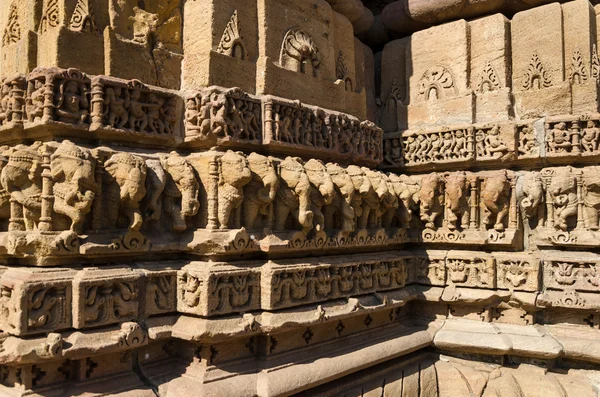 Vintage utformad mönster på klipporna vid Sun Temple Modhera i Ahmed — Stockfoto