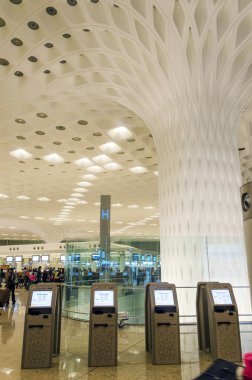 Mumbai, Hindistan - 5 Ocak 2015: Kalabalık ziyarette nda Shivaji Uluslararası Havaalanı.