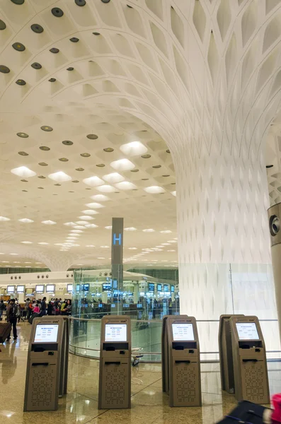 Mumbai, India - January 5, 2015: Crowd at visit Chhatrapati Shivaji International Airport. — Stock Photo, Image