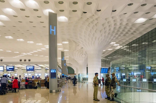 Mumbai, India - January 5, 2015: Crowd at Chhatrapati Shivaji International Airport. — Stock Photo, Image