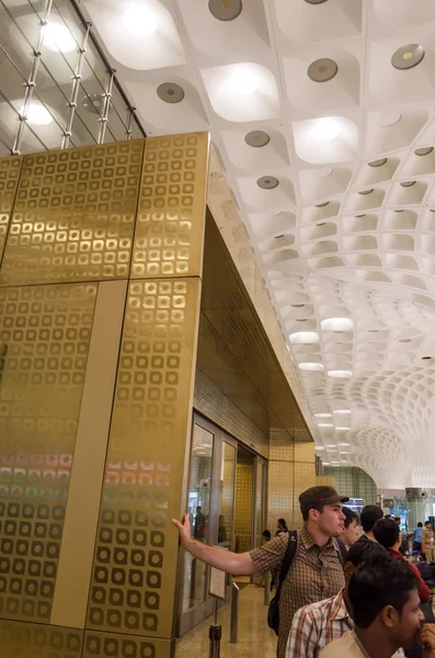 Mumbai, India - January 5, 2015: Tourist visit Chhatrapati Shivaji International Airport. — Stock Photo, Image