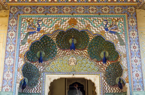 Porta Pavão no Chandra Mahal, Palácio da Cidade de Jaipur em Jaipur — Fotografia de Stock