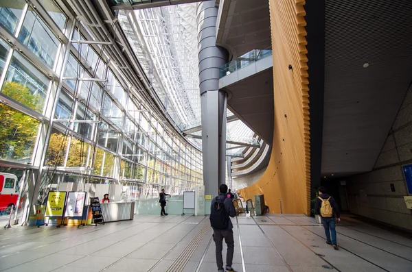 Tokio, Japonia - 26 listopada 2013: Ludzie odwiedzają Tokyo International Forum w Tokio — Zdjęcie stockowe