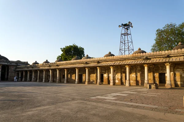 Chiostro colonnato della tomba storica di Mehmud Begada, Sultano di — Foto Stock