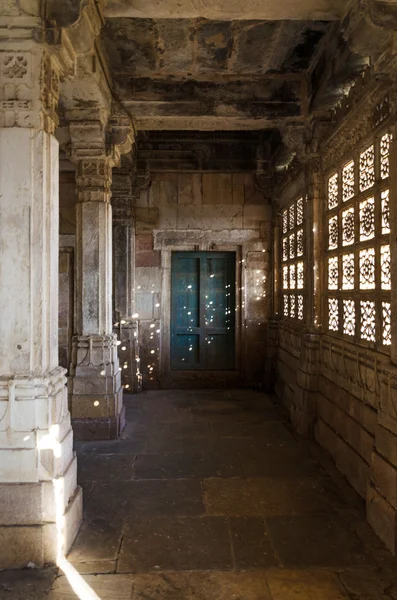 Interior of historic Tomb of Mehmud Begada, Sultan of Gujarat at — Stock Photo, Image