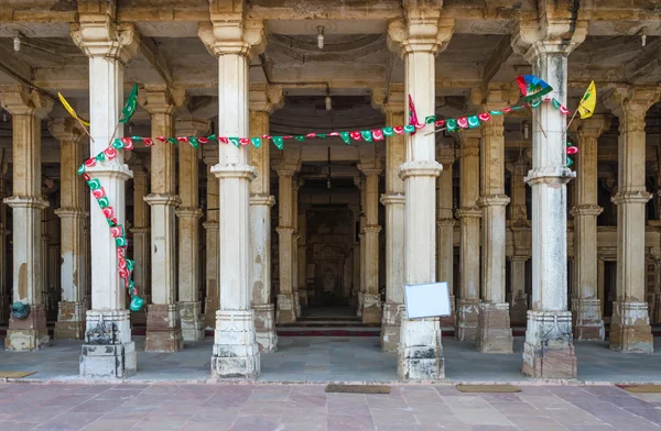 Kolumn på Sarkhej Roza moskén, Ahmedabad — Stockfoto