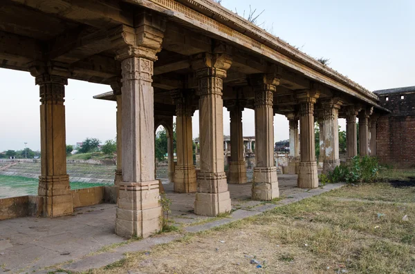 Colonnade de la mezquita Sarkhej Roza en Ahmedabad — Foto de Stock